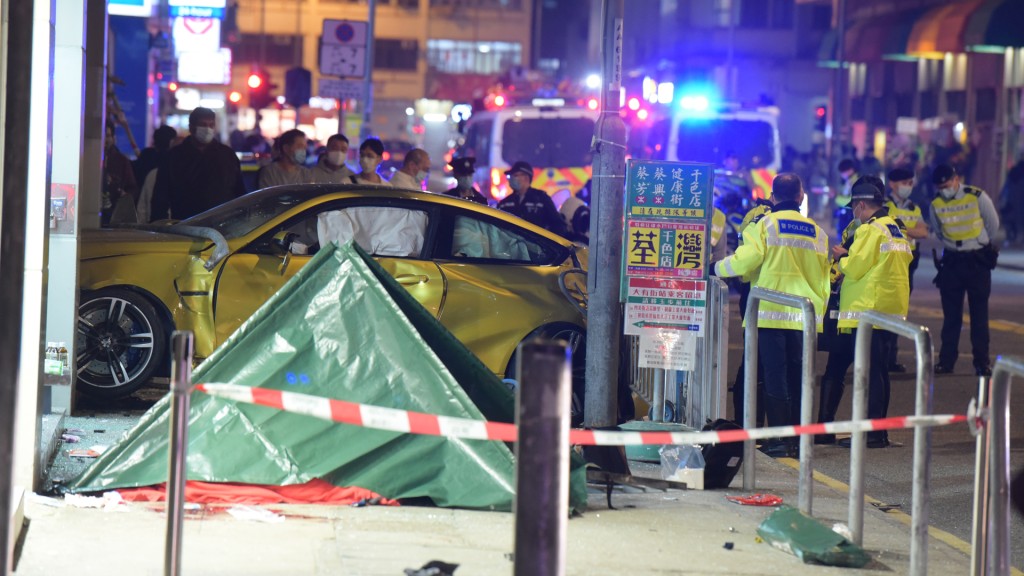 涉事私家車衝上行人路,造成2人死亡。資料圖片