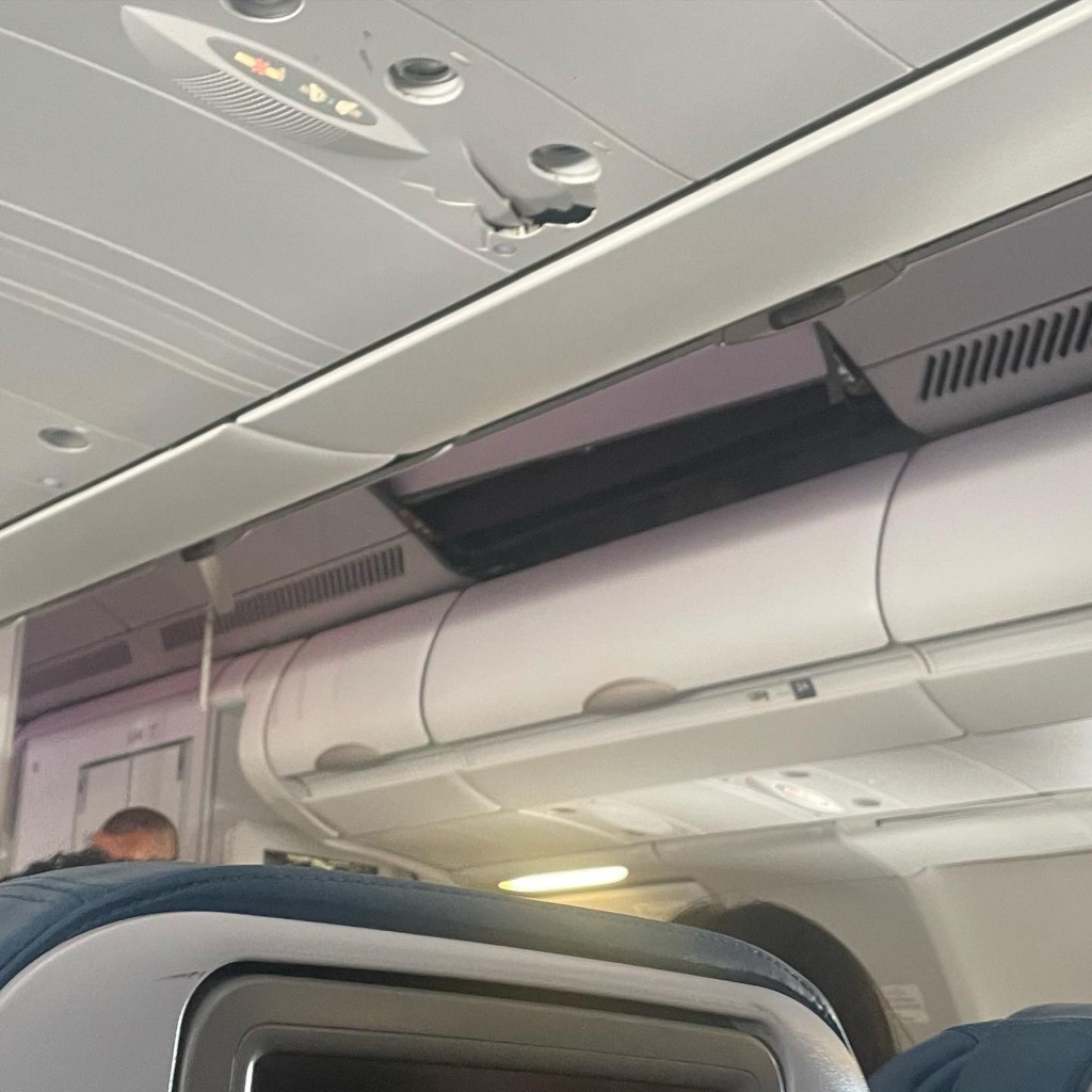乘客拍攝的照片顯示周日（18日），從鳳凰城飛往火奴魯魯的客機，遇上嚴重氣流後，天花板被撞毀。AP