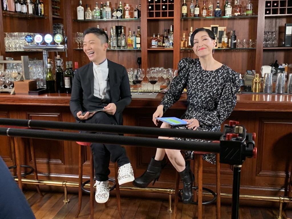 鏡頭前，口才了得的李博士和伍姑娘經常爆笑互窒。