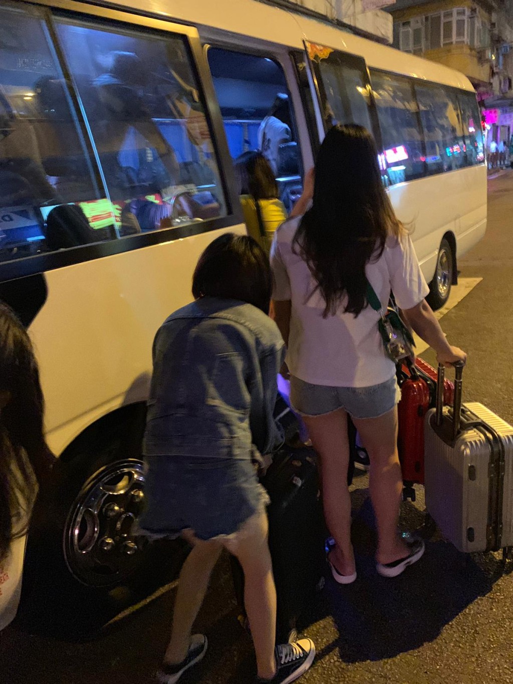 警方共拘捕33名內地女子。警方提供