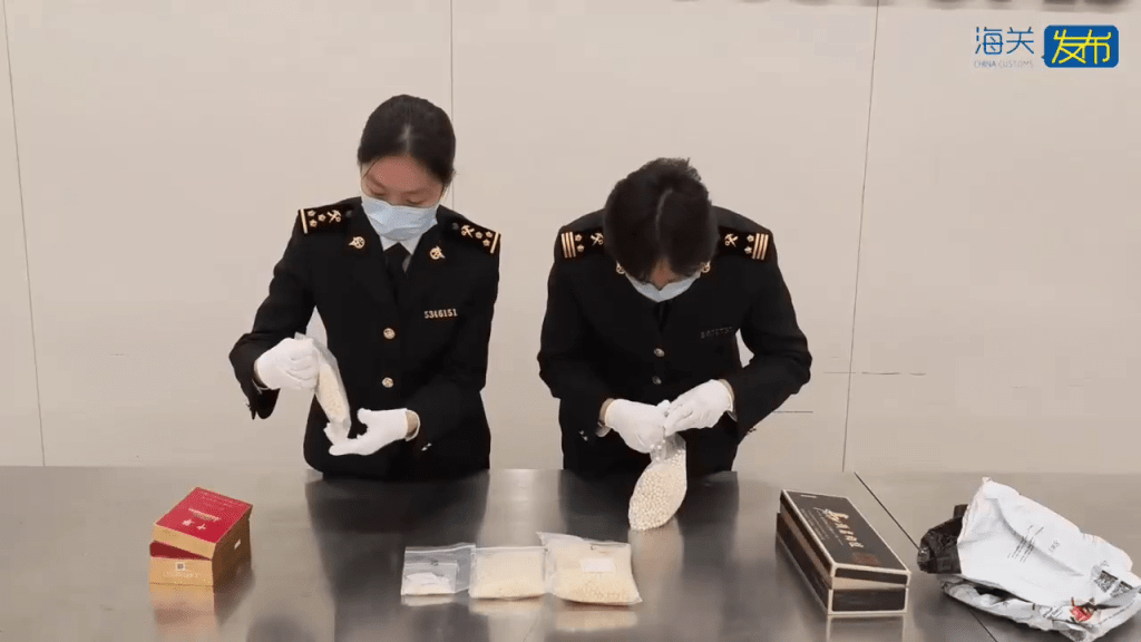 袋內透明密封袋包裝有疑似珍珠5包。 海關發布 袋內透明密封袋包裝有疑似珍珠5包。 海關發布
