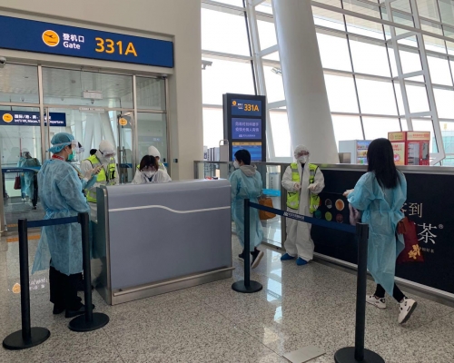 乘搭包機的港人登機。
