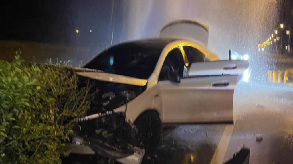 私家車撞上消防栓,釀成1人死亡。(台灣警方提供)