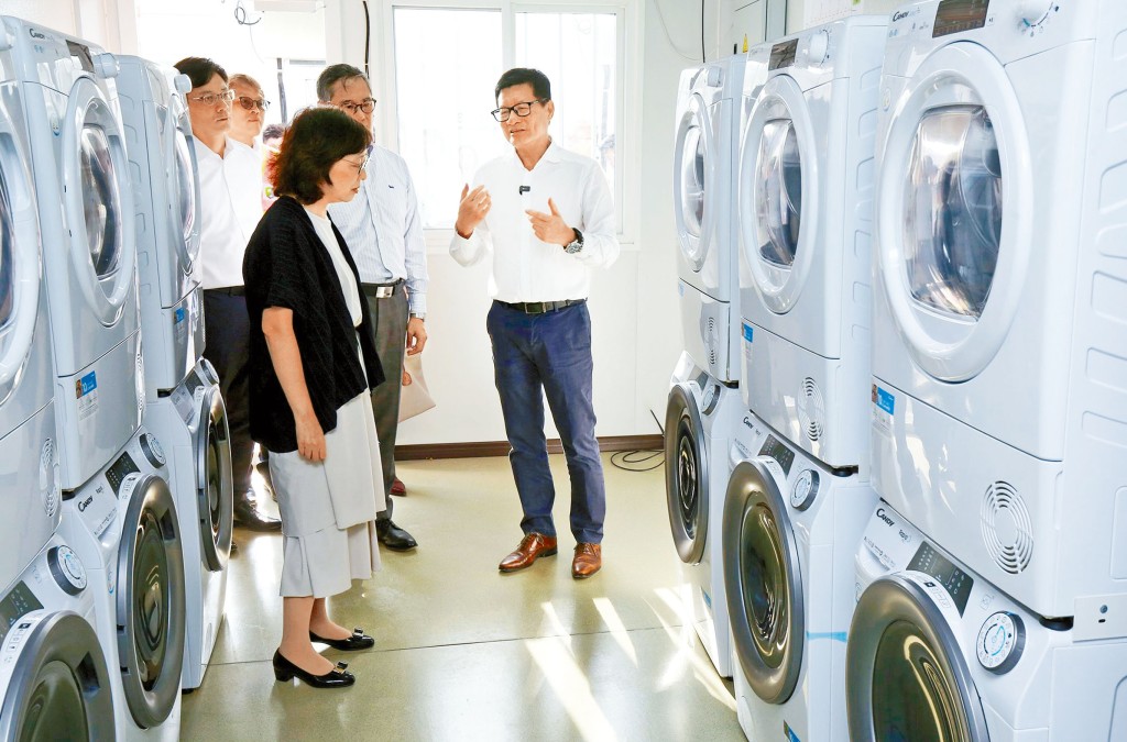 發展局局長甯漢豪早前到訪元朗潭尾外勞宿舍，參觀設施和設備。