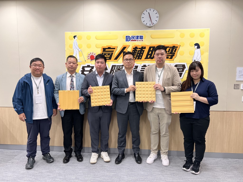 陳恒鑌與「香港道路及路磚關注組」早前抽驗荃葵青區內輔助視障人士行走的「觸覺磚」。郭詠欣攝
