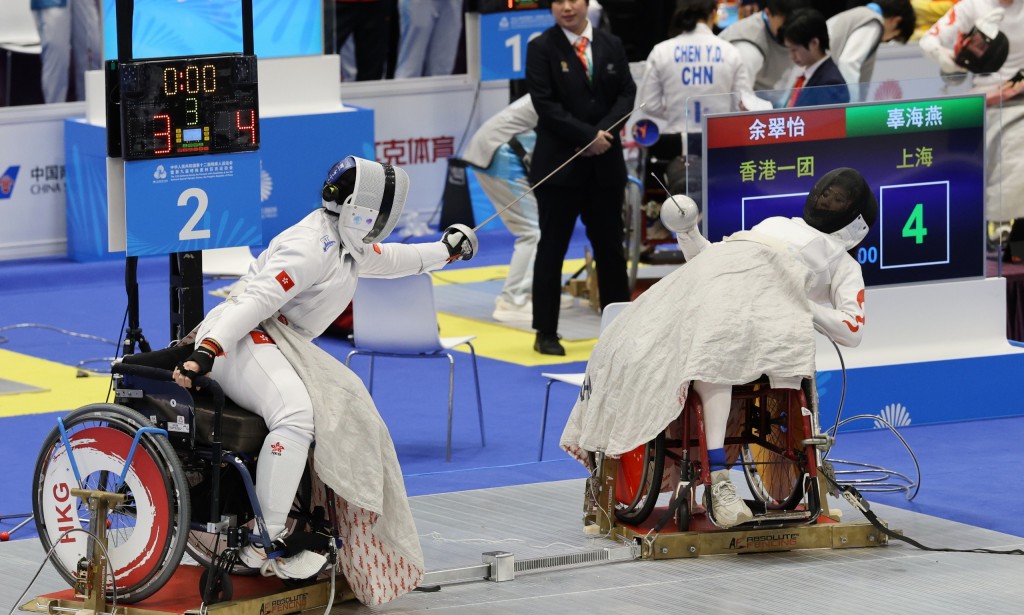 跟上海名將辜海燕(左)的決賽,余翠怡只是輸一分,明日有機會在團體賽再鬥過。 徐嘉華攝 跟上海名將辜海燕(左)的決賽,余翠怡只是輸一分,明日有機會在團體賽再鬥過。 徐嘉華攝