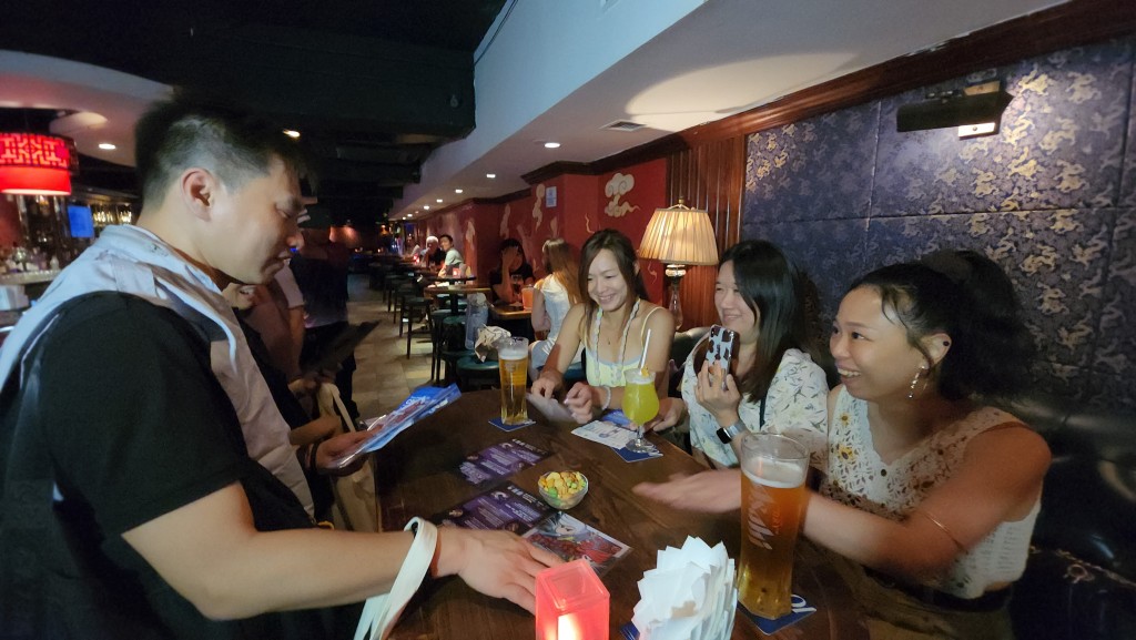 警方聯同禁毒處、酒吧業界等各持份者，在區內娛樂場所加強禁毒宣傳。