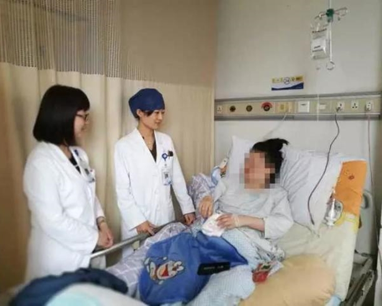 中間的醫生為王越男,與孕婦談話。網圖