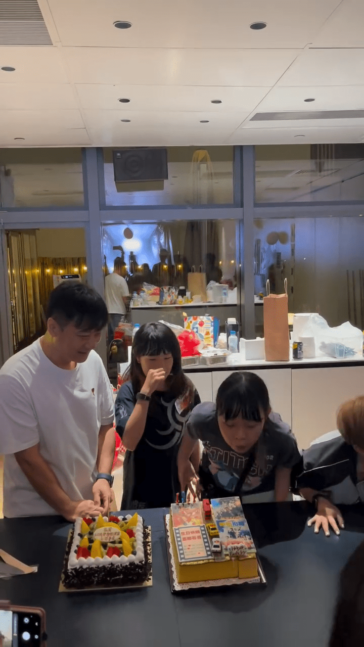 一家人為壽星仔錢嘉樂唱生日歌，場面熱鬧又溫馨。