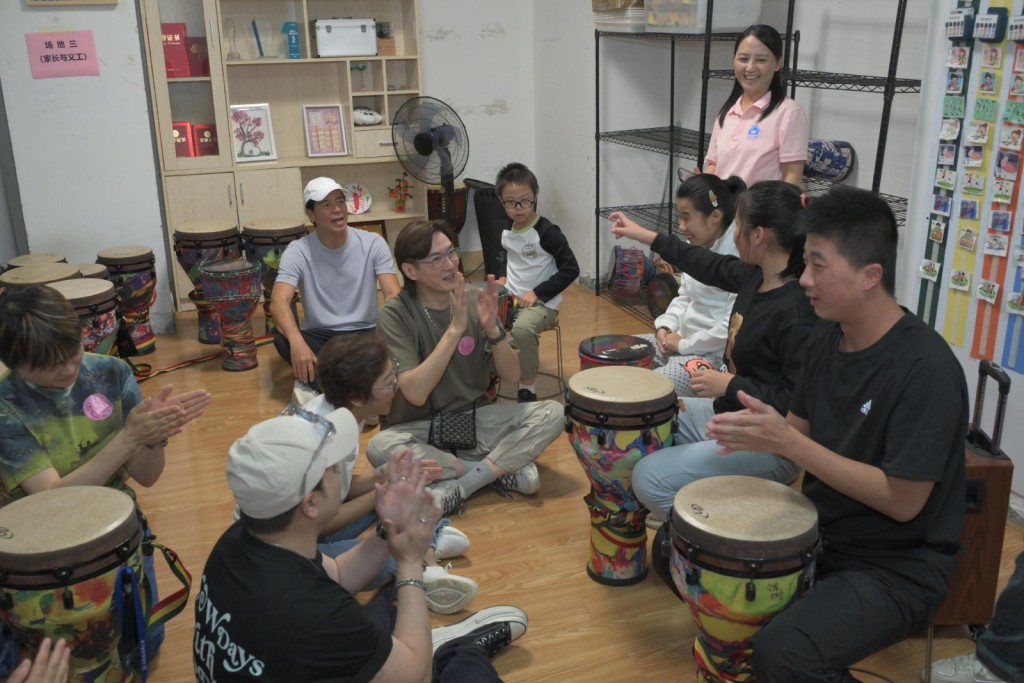 胡渭康赴惠州向自閉童送暖。 胡渭康赴惠州向自閉童送暖。