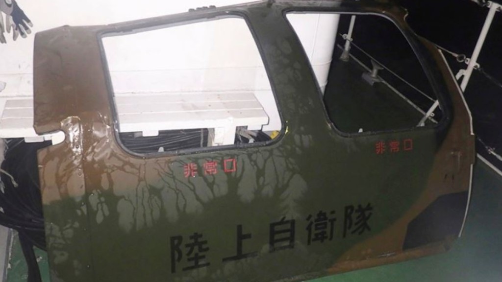 失蹤的日本陸上自衛隊黑鷹直升機傳出今日(16日)找到主要機體殘骸。圖為日前找到的直升機門板。(美聯社、日本海上保安廳提供)