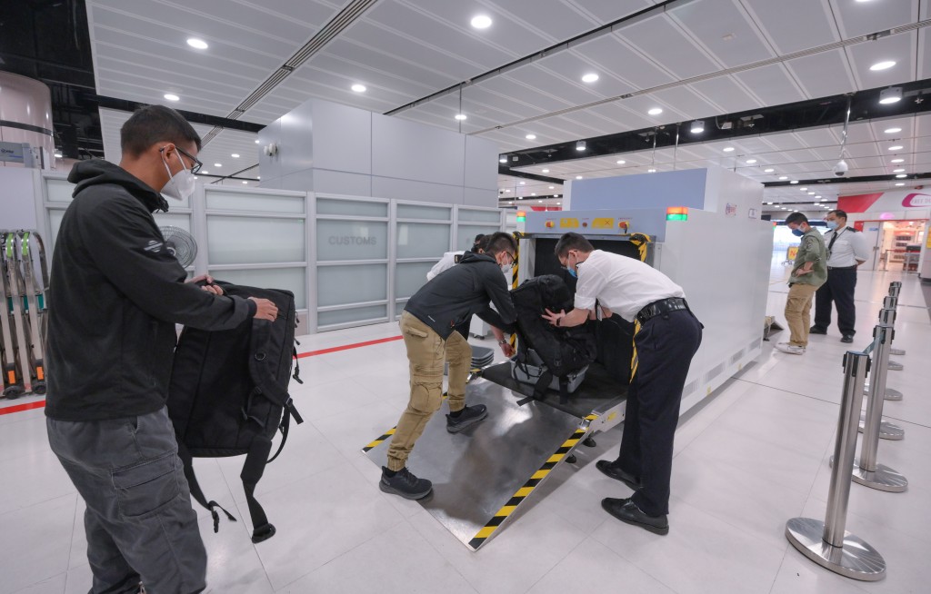 香港海关人员与模拟旅客于落马洲支线／福田管制站进行演练。