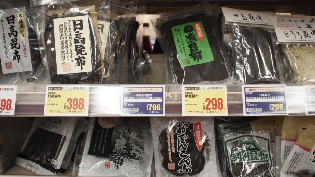 日本超市貨架上的種種昆布產品。 Wiki
