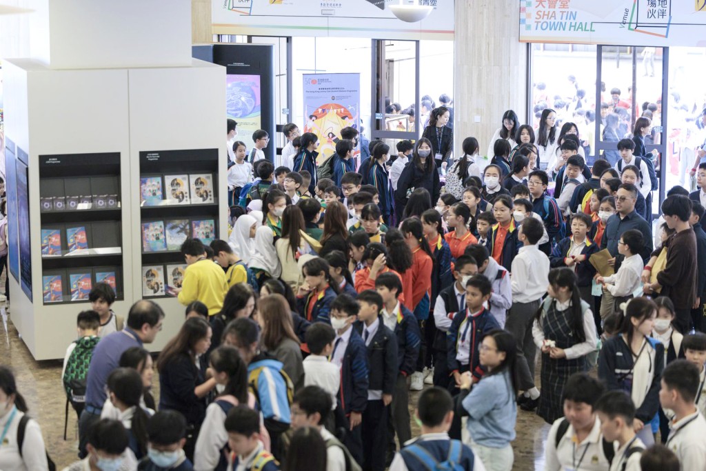香港藝術節每年都會舉辦「香港賽馬會學生專享節目」,適逢計劃今年踏入二十周年,首次策劃以雜技為主題的節目《決鬥》,為學生提供免費近距離欣賞世界級表演的機會。 香港藝術節每年都會舉辦「香港賽馬會學生專享節目」,適逢計劃今年踏入二十周年,首次策劃以雜技為主題的節目《決鬥》,為學生提供免費近距離欣賞世界級表演的機會。