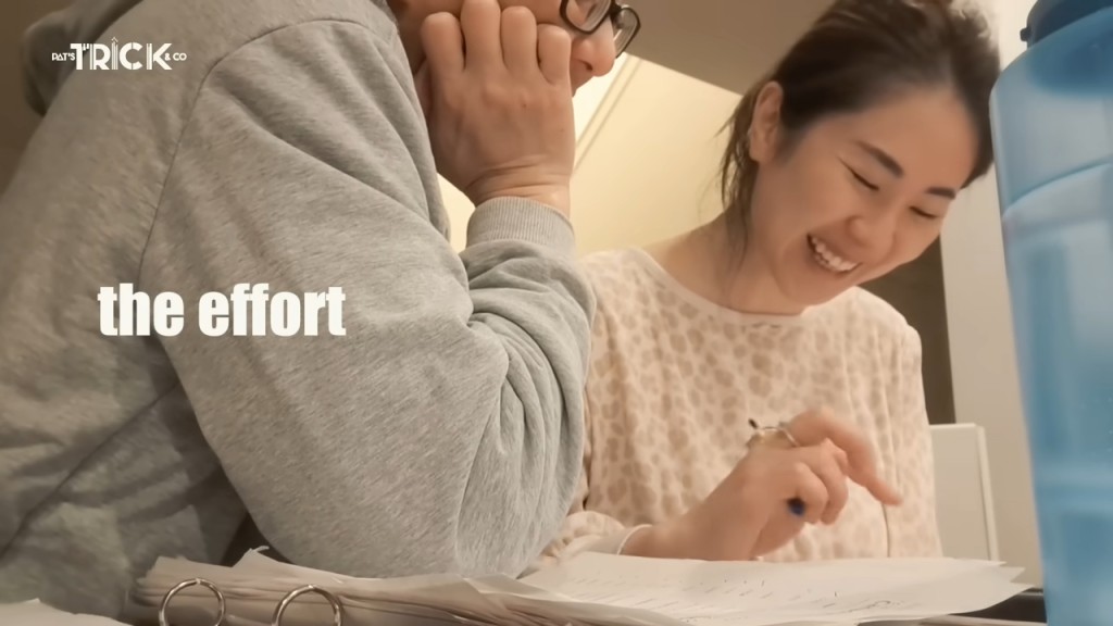 鄧健泓溫柔陪妻溫書，盡顯丈夫的體貼。