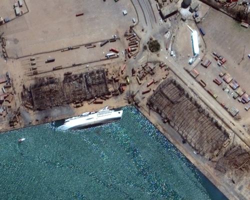 爆炸後，郵輪東方女王號翻沉。  twitter圖