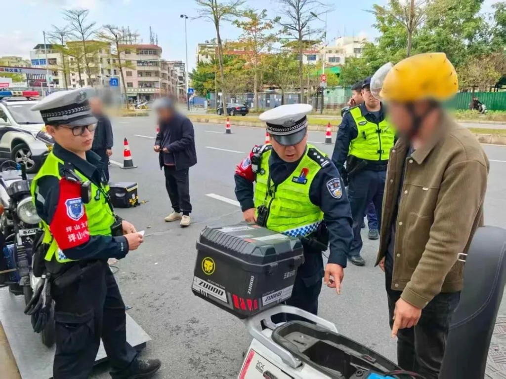 深圳交警在全市執法嚴打違規「電雞」。深圳發佈