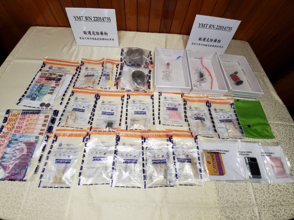 警方展示所得证物，包括一批吸食工具。
