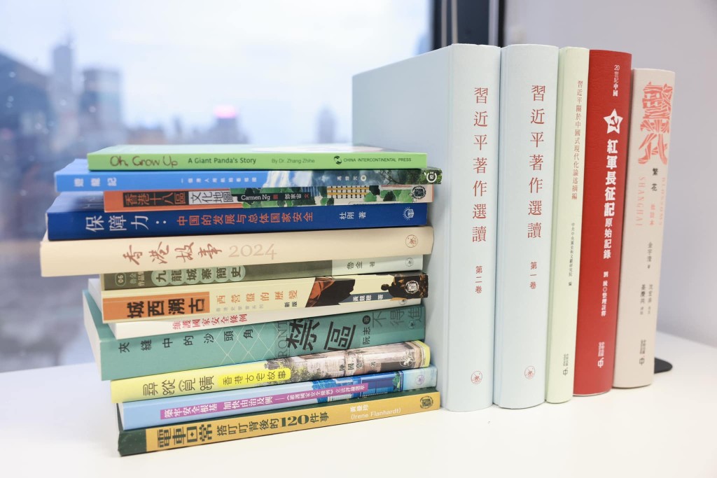 鄧炳強表示即使電子書盛行，但始終喜愛實體書的書香。鄧炳強FB圖片