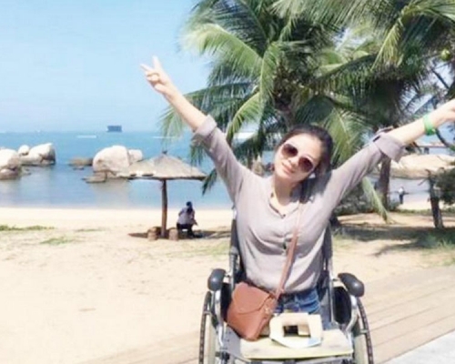 陕西宝鸡的无腿女孩「渭梅女」从小失去了双腿，但她仍然积极面对人生。（网图）