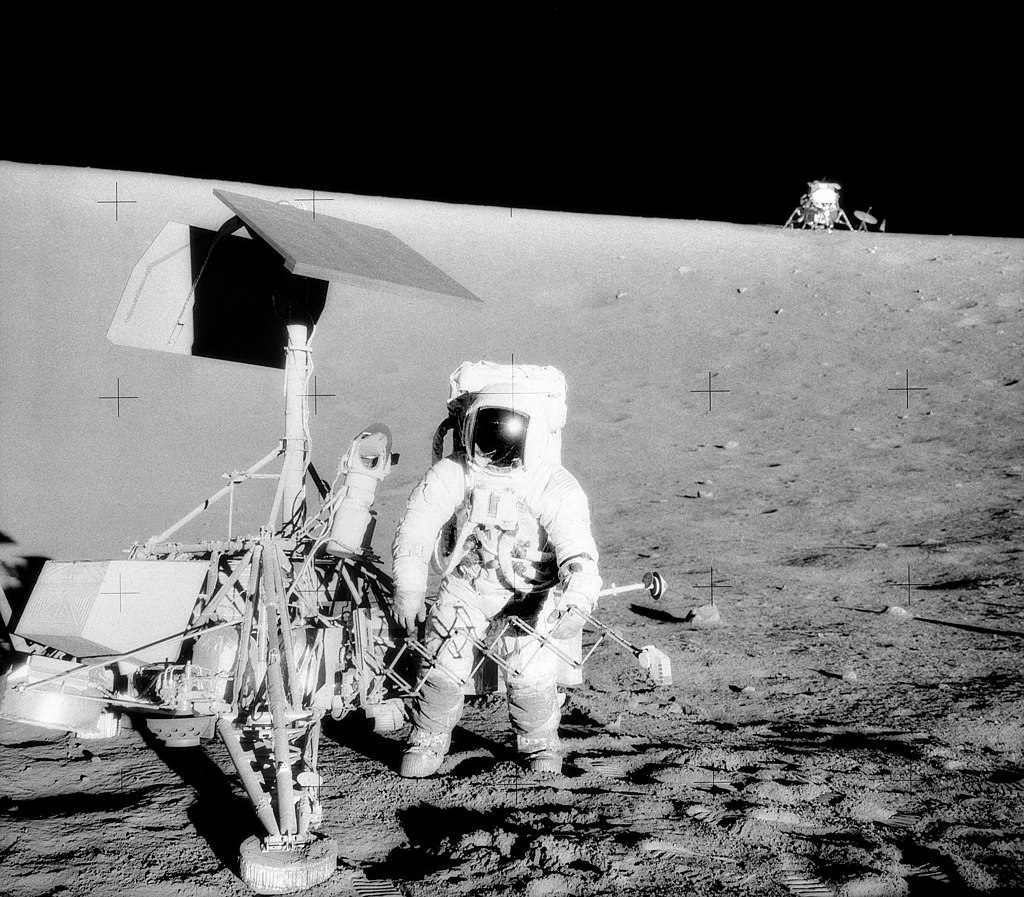 美国太空人在月球表面。