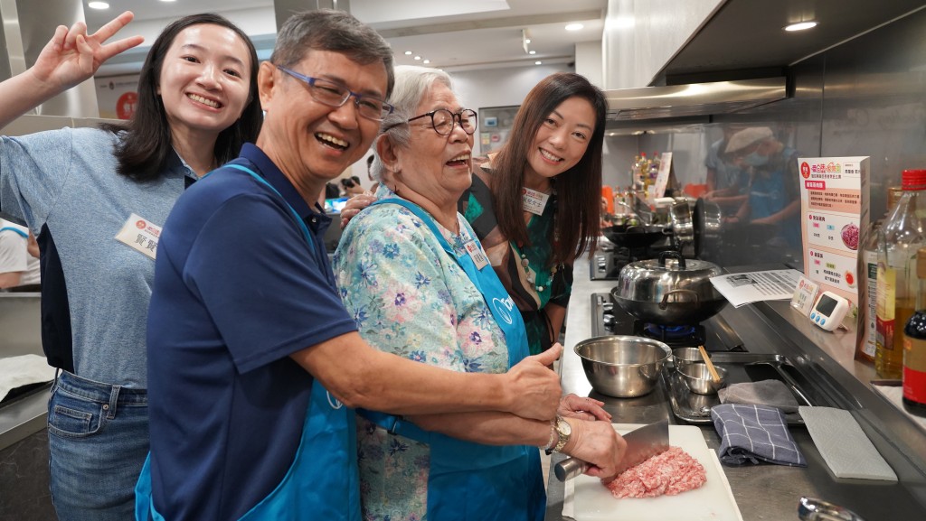 Towngas的代表王佩兒（右一）與義工全情投入，一同與「煮播3.0」「愛回味 ‧ 家常菜」烹飪比賽的參加者分享烹飪樂趣。