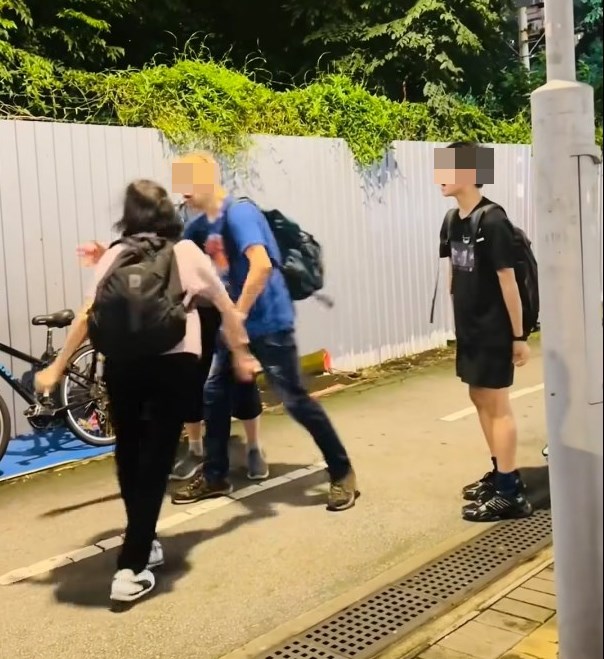 •大媽連隨捉著兒子的手跪下,苦勸:返去......facebook截圖 •大媽連隨捉著兒子的手跪下,苦勸:返去......facebook截圖