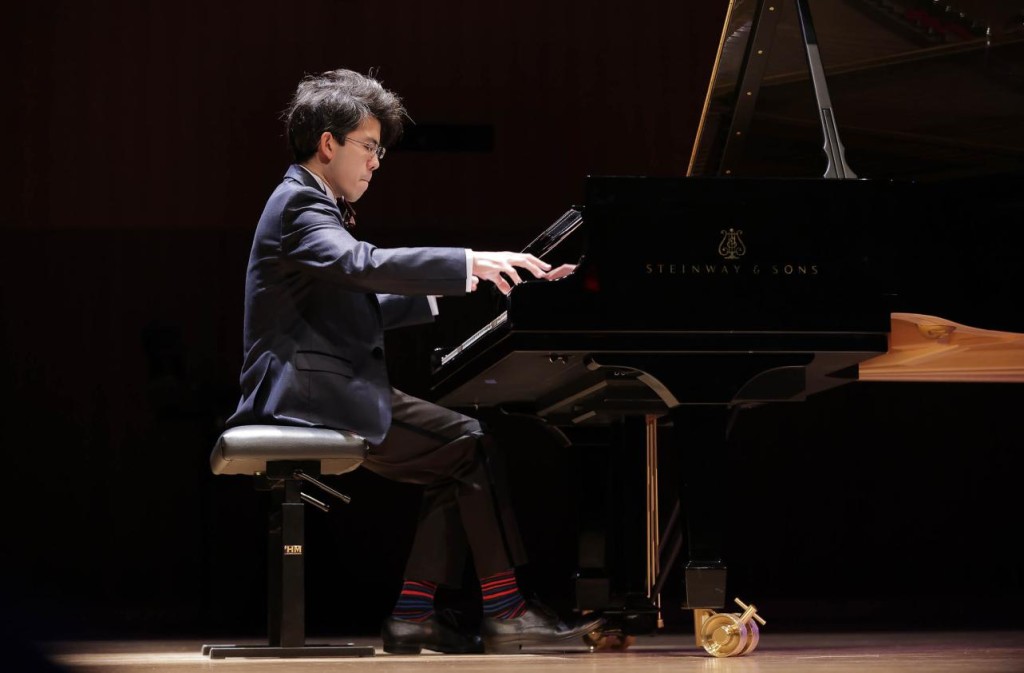 香港年輕鋼琴家、29歲沈靖韜贏得音樂界古典樂鋼琴演奏四大國際賽之一的范 · 克萊本國際鋼琴賽冠軍。 香港年輕鋼琴家、29歲沈靖韜贏得音樂界古典樂鋼琴演奏四大國際賽之一的范 · 克萊本國際鋼琴賽冠軍。