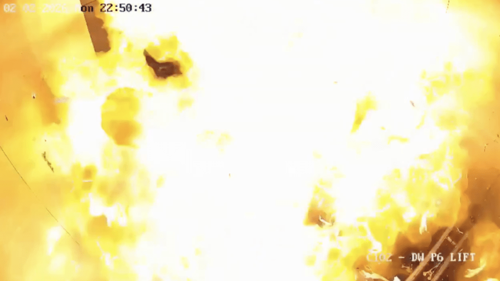 當電梯運行期間，氣球突然發生猛烈爆炸，狹窄的電梯車廂內瞬間被火光吞噬。