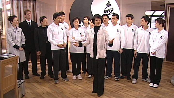 金燕玲相隔24年，在2007年在拍无綫剧，于《同事三分亲》饰演「掌门人」伍恒。金燕玲自此再次活跃于香港幕前，之后亦有份演出《毕打自己人》、《天与地》等经典剧。