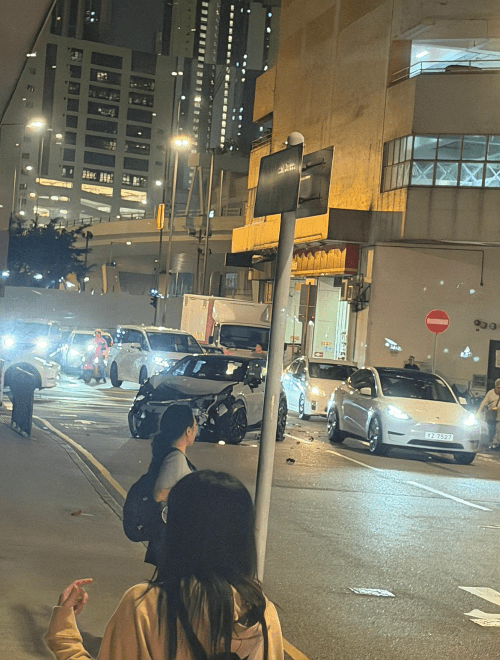 涉事私家車車頭損毀嚴重。fb「車cam L（香港群組）」