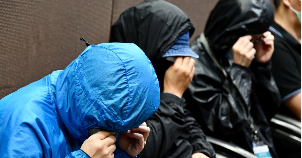 十二名涉嫌触犯《港区国安法》及制造炸弹等严重罪行的反修例暴力示威者，上月企图弃保潜逃偷渡去台湾，在内地水域被广东海警截获，被扣押内地的港人家属日前会见记者。资料图片