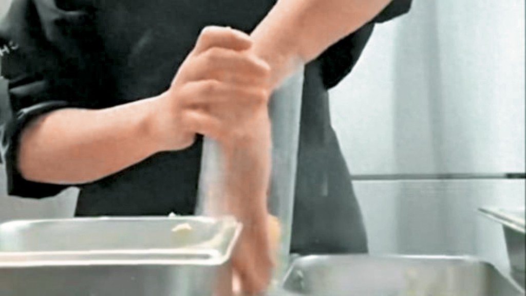 霸王茶姬員工被爆徒手製作奶茶。