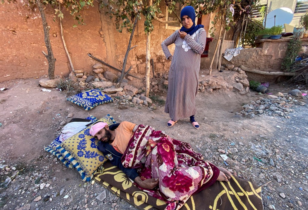 摩洛哥发生6.8级地震，有居民要露天席地而睡。(路透社)