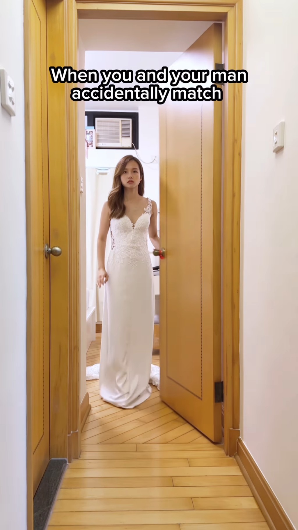 邓卓殷试穿婚纱后步出房门。