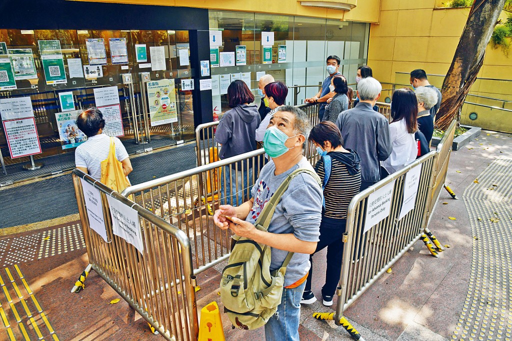 本港昨有一萬三千二百人接種科興疫苗。
