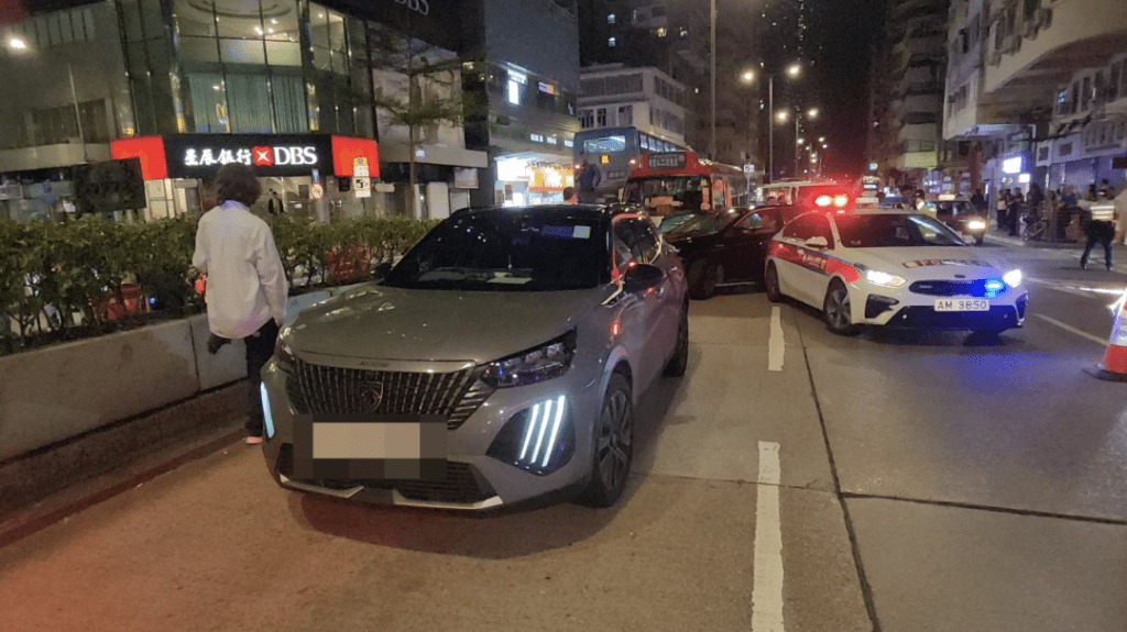 涉案私家車如「碰碰車」般先後撞向後方的警車、兩輛私家車及一輛紅色小巴，現場傳出多次猛烈撞擊聲。黎志偉攝