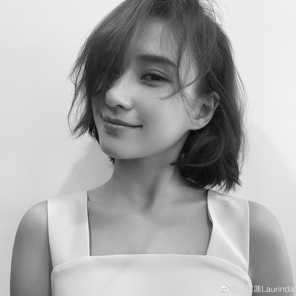 何超蓮好滿意呢個新髮型。