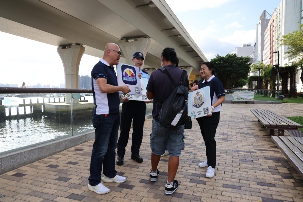 是次活動,觀塘警區希望將警務服務融入市民日常生活。 是次活動,觀塘警區希望將警務服務融入市民日常生活。