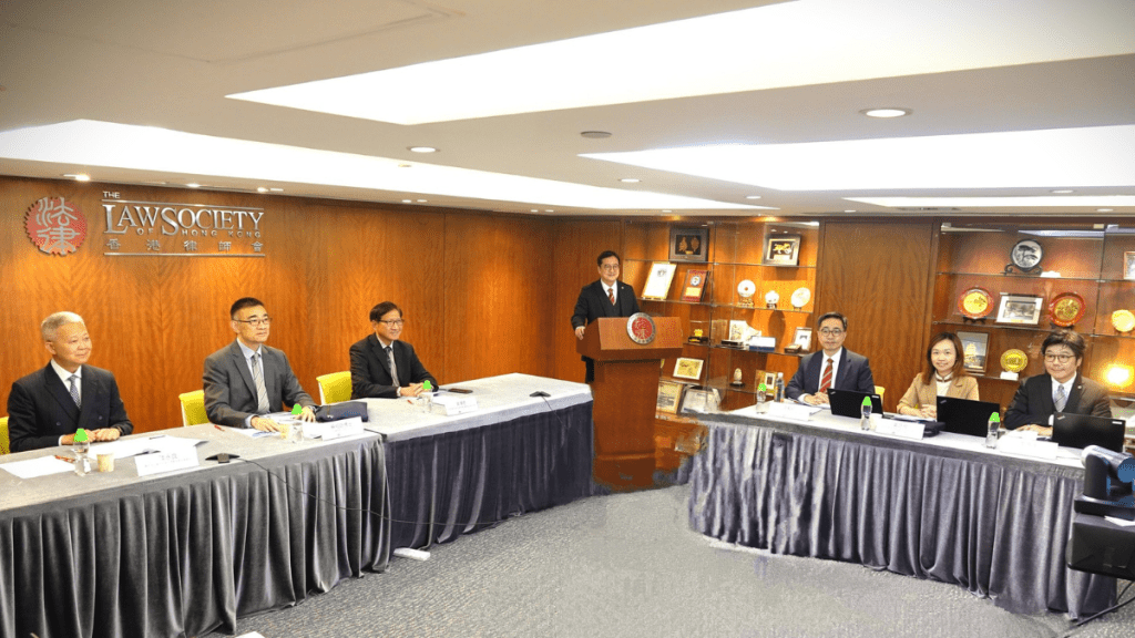 由海南省律師協會與香港律師會共同主辦的瓊港律師線上交流會日前舉行。圖為香港律師會現場。香港律師會fb