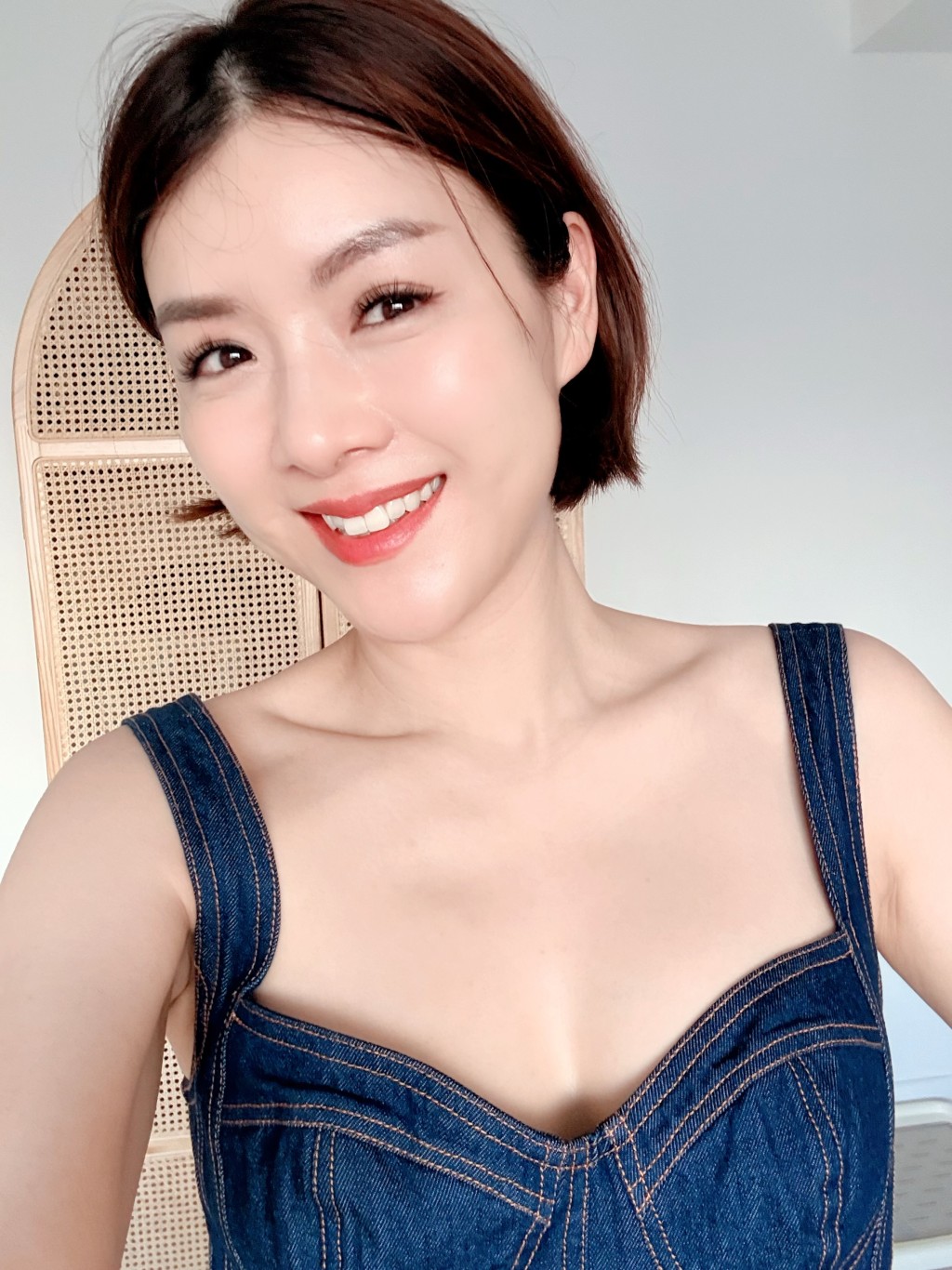 陳茵媺穿上低胸吊帶背心，大晒傲人身材與白皙緊緻肌膚。