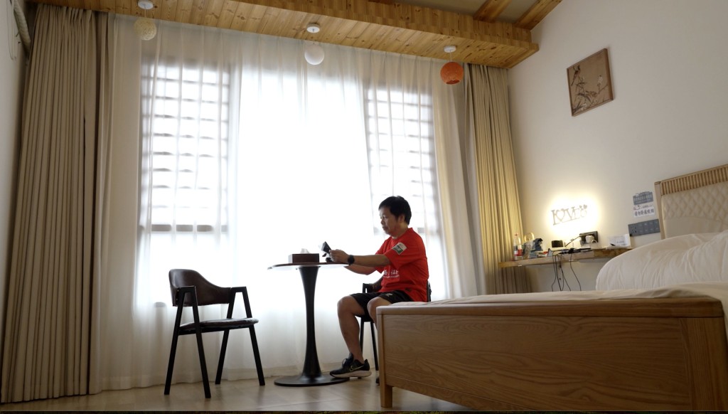 吴宇曦的爸爸退休后搬家到重庆，与儿子一同走中超路。节目组图片