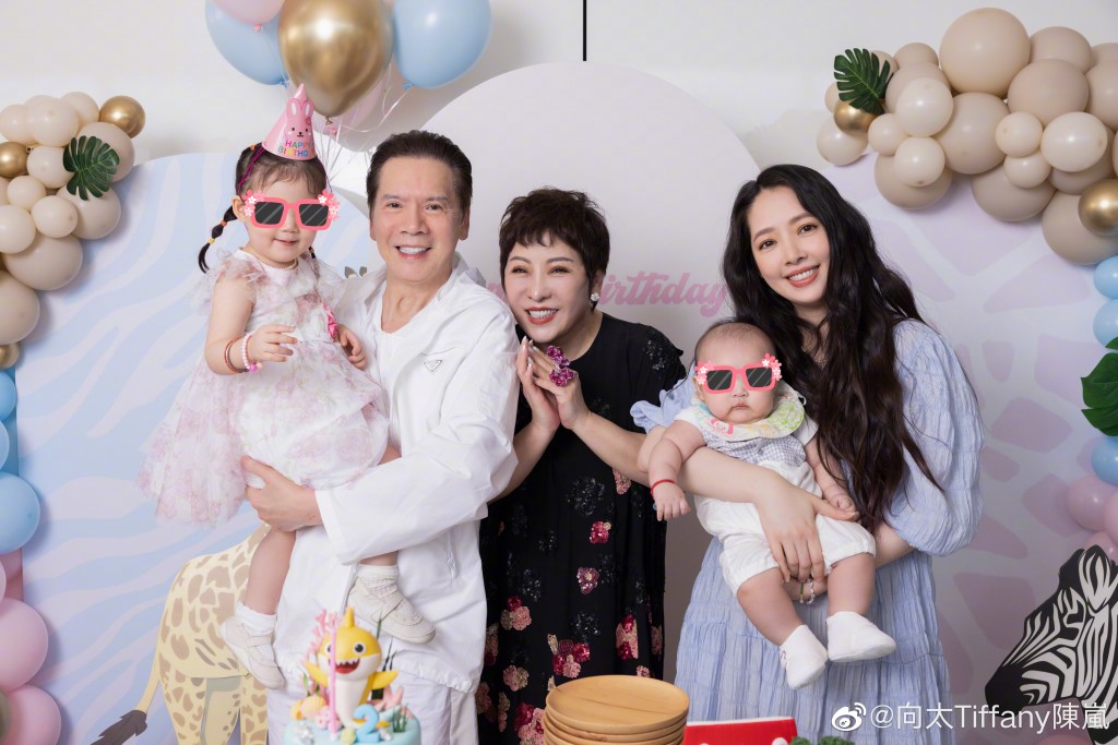 郭碧婷為向佐誕下一對仔女，向華強夫婦開心三代同堂。