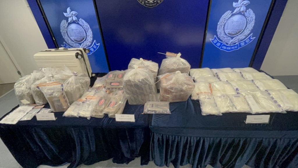 警方展示檢獲的毒品，包括可卡因、氯胺酮及大麻花，毒品市值約港幣 1.33億元。 楊偉亨攝