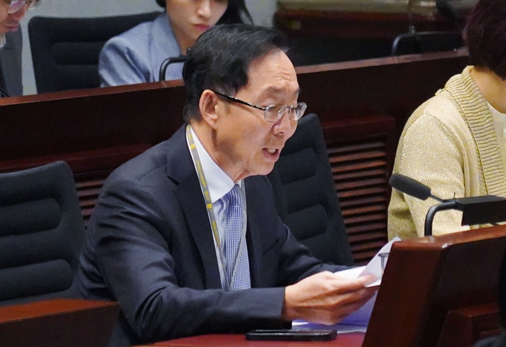 保險界陳健波則問及土地供應,認為政府不能夠再重蹈覆轍「一路賣地、一路賣地、後來又無供應」。 保險界陳健波則問及土地供應,認為政府不能夠再重蹈覆轍「一路賣地、一路賣地、後來又無供應」。
