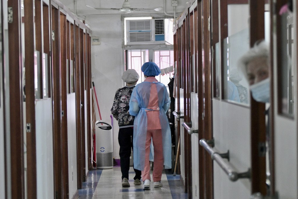 政府將於6月推出輸入院舍護理員計畫。資料圖片