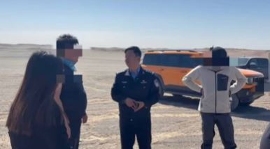 公安追截非法闖入羅布泊的車隊。《瀟湘晨報》