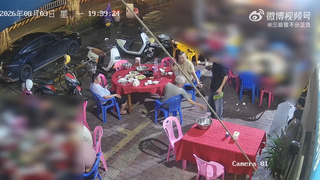 大叔结账时将钱丢到地上，后来男服务员找赎时用同一方式回敬对方。微博@三极管不分正负