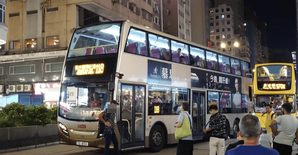 有途人嘗試勸喻黑帽男離開馬路，讓交通回復暢通，但黑帽男未有理會。fb「是日快快-巴士即日相」群組  