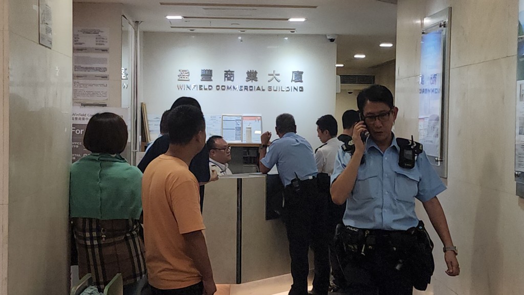 大批警員於寶勒巷盈豐商業大廈調查。 大批警員於寶勒巷盈豐商業大廈調查。